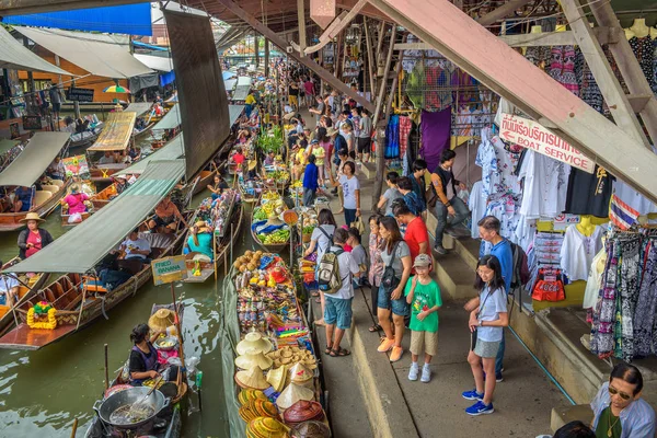 Turistas y vendedores en un mercado flotante en Tailandia — Foto de Stock