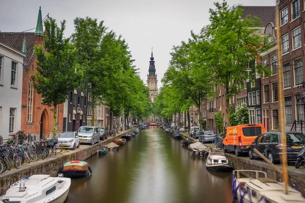Groenburgwal canal in Amsterdam with the Southern church — Stock Photo, Image