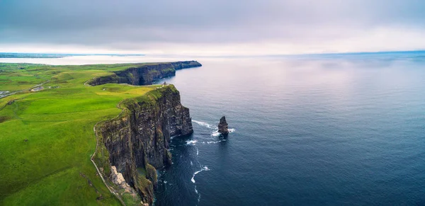 Panorama aéreo de los pintorescos Acantilados de Moher en Irlanda —  Fotos de Stock