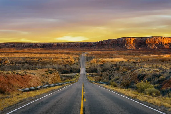 Coucher de soleil sur une route vide dans l'Utah — Photo