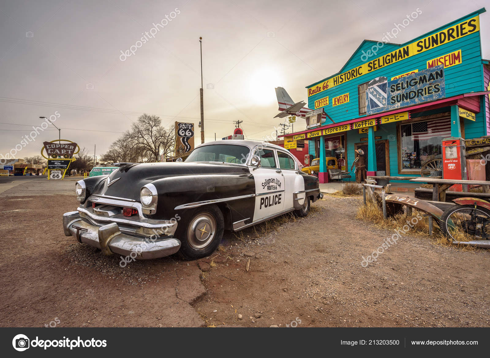 Un viejo coche de policía en una tienda de recuerdos en la ruta 66