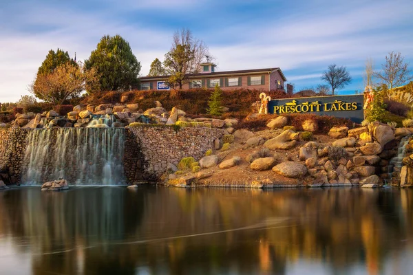 Prescott Lakes sign with an artificial waterfall in Arizona — Stock Photo, Image