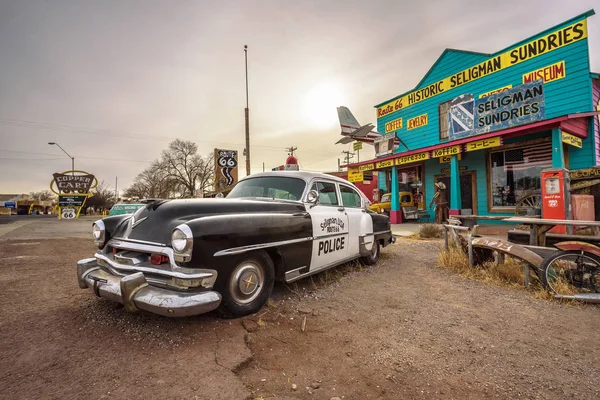 Carro velho da polícia em uma loja de lembranças na rota 66 no Arizona — Fotografia de Stock