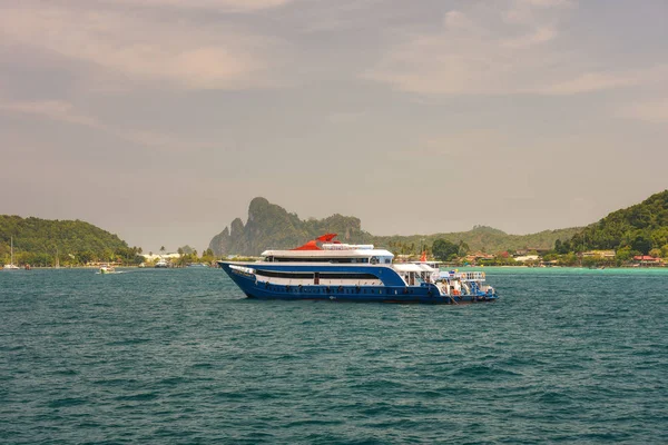 Lüks yat limanına Phi Phi Island Tayland yüzen