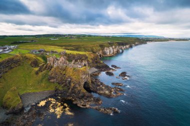 Ortaçağ Dunluce kalesi kalıntıları İrlanda havadan görünümü