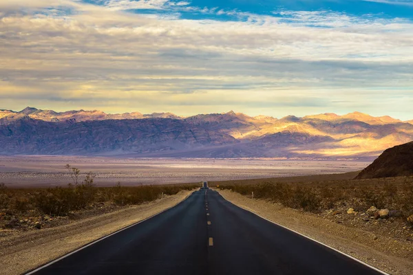 Route vide traversant la Vallée de la Mort — Photo