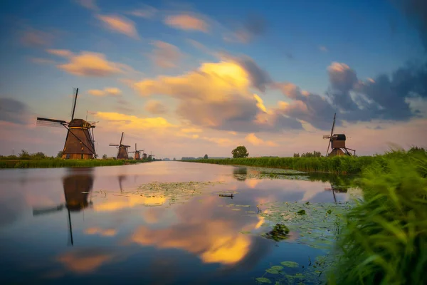 Pôr do sol acima dos velhos moinhos de vento holandeses em Kinderdijk, Países Baixos — Fotografia de Stock