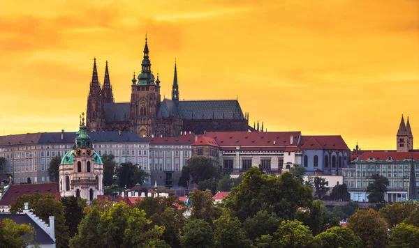 Prager Burg von der Karlsbrücke bei Sonnenuntergang — Stockfoto