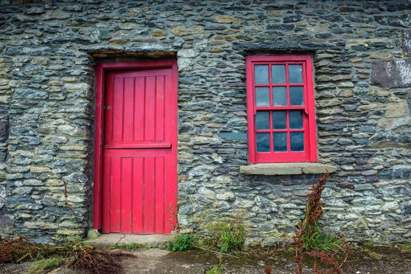 Vintage puerta y ventana en una fachada de una antigua casa de campo en Irlanda —  Fotos de Stock