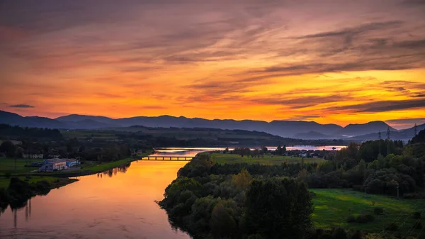 Pôr do sol sobre um rio na Eslováquia — Fotografia de Stock