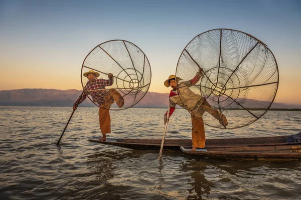Pescadores birmaneses em barcos de bambu ao nascer do sol — Fotografia de Stock