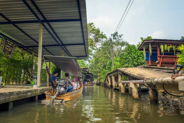 Tiendas en el famoso mercado flotante en Tailandia — Foto de Stock