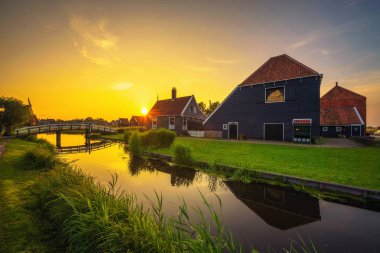Günbatımı Hollanda yukarıda Zaanse Schans'a Köyü
