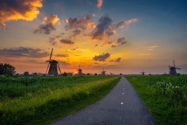 Pôr do sol acima dos velhos moinhos de vento holandeses — Fotografia de Stock