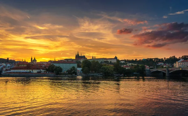 Prahan linna ja Vltava-joki auringonlaskun aikaan — kuvapankkivalokuva