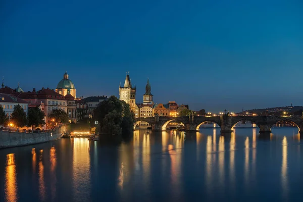 Карлов мост в Праге ночью — стоковое фото