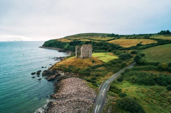 Vue aérienne du château de Minard situé sur la péninsule de Dingle en Irlande — Photo