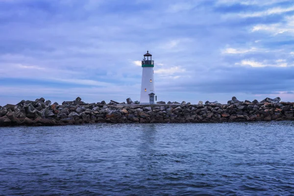 Faro Walton en el puerto de Santa Cruz en la bahía de Monterey — Foto de Stock