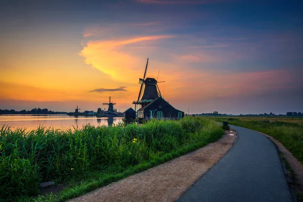 Sunset above historic windmills of Zaanse Schans in the Netherlands — Stock Photo, Image