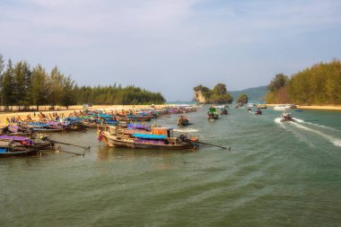 Krabi il, Tayland Ao Nang limanında otopark uzun kuyruk tekneler