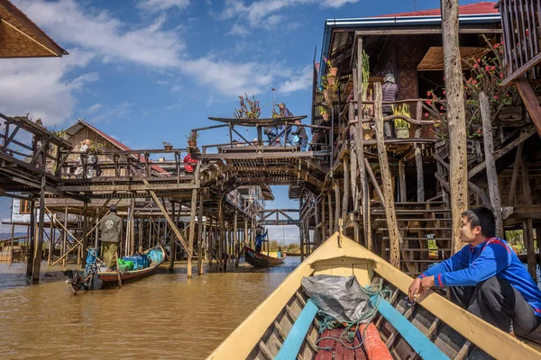 Pueblo flotante en el lago Inle en Myanmar — Foto de Stock
