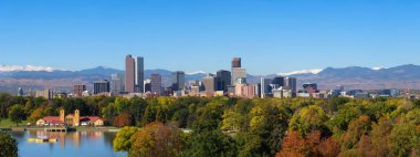 Denver Rocky Dağları ile şehir manzarası