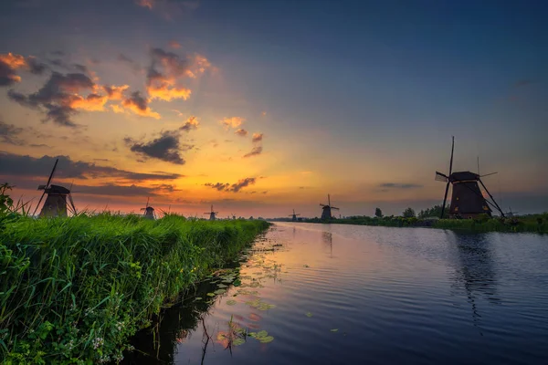 オランダ、キンデルダイクの風車の上夕日 — ストック写真
