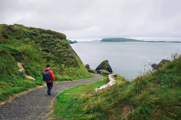 Joven camina por sendero rodeado de paisaje irlandés —  Fotos de Stock