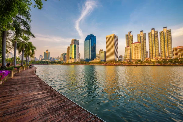 Lake Ratchada im benjakitti park in bangkok, thailand — Stockfoto