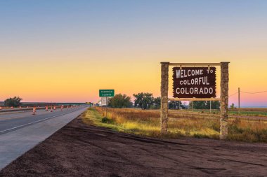 Eyaletler arası I-76 boyunca renkli hoşgeldin Colorado sokak işareti