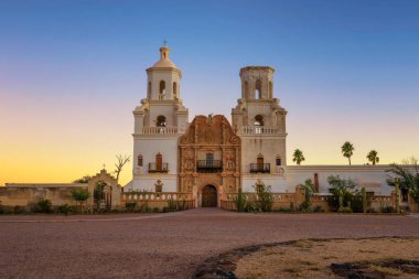 San Xavier misyonu kilise içinde Tucson güneş doğarken