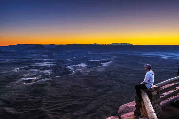 Turista en el Green River Overlook en el Parque Nacional Canyonlands — Foto de Stock