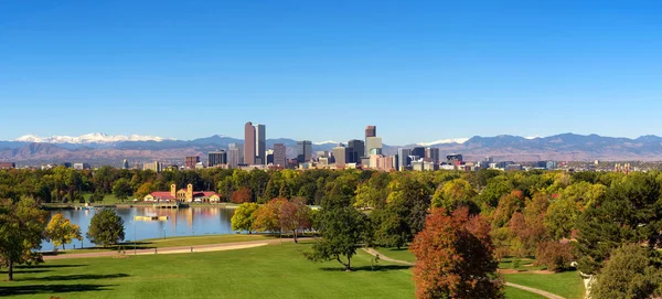 Skyline do centro de Denver com Montanhas Rochosas Imagem De Stock