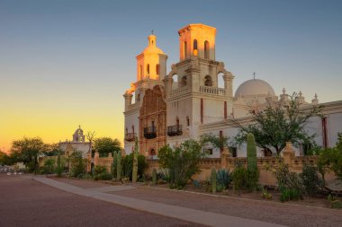 San Xavier misyonu kilise içinde Tucson güneş doğarken