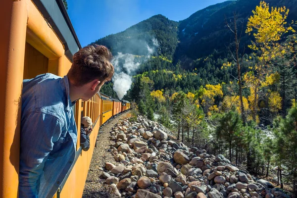 Joven mirando por la ventana del tren — Foto de Stock