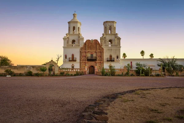 San Xavier misyonu kilise içinde Tucson güneş doğarken