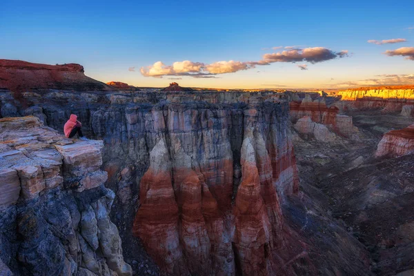 Fiú élvezi a naplementét a szén bányát Canyon Arizonában — Stock Fotó