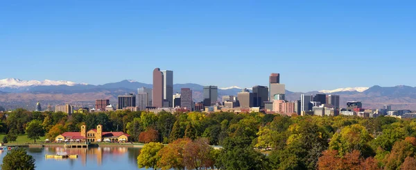Skyline do centro de Denver com Montanhas Rochosas Fotografias De Stock Royalty-Free