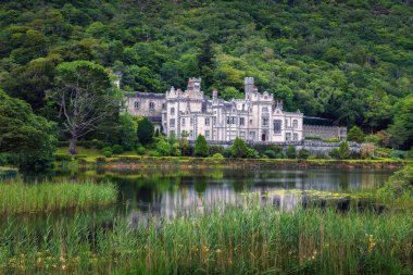 Pollacapall Lough yansımalar ile İrlanda'Kylemore Abbey