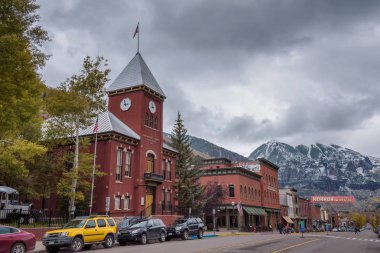 Colorado Avenue Telluride'de San Joan dağlar karşı karşıya