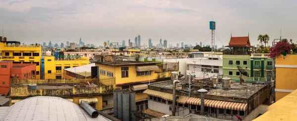 Dächer des alten Bangkok mit der modernen Bangkok Skyline im Hintergrund — Stockfoto