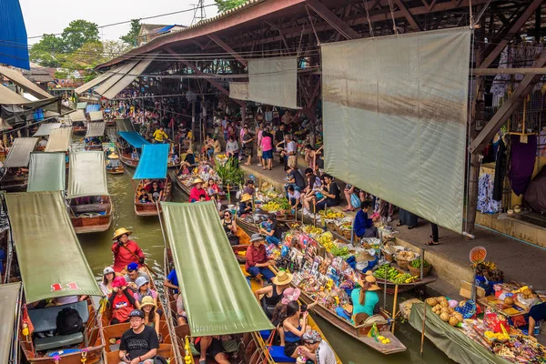 Turistas e vendedores em um mercado flutuante na Tailândia — Fotografia de Stock