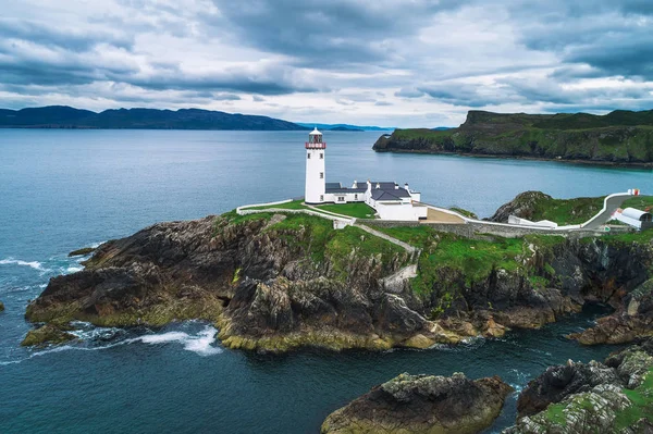 Luchtfoto van de Fanad Head Lighthouse te ondernemen in Ierland — Stockfoto