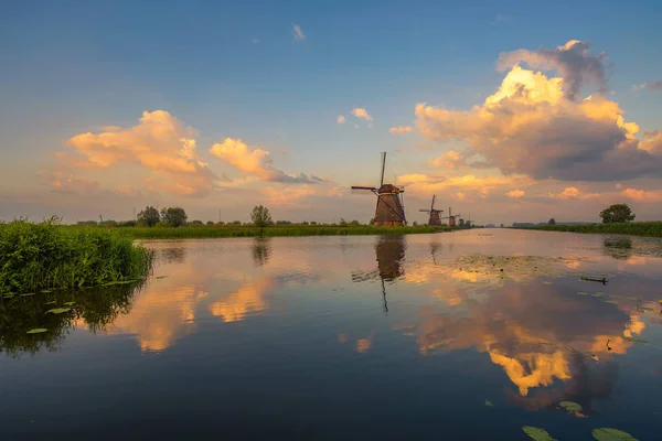 Pôr do sol acima dos velhos moinhos de vento holandeses em Kinderdijk, Países Baixos — Fotografia de Stock