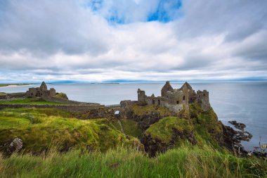 Kuzey İrlanda Ortaçağ Dunluce kalesi kalıntıları ediyor