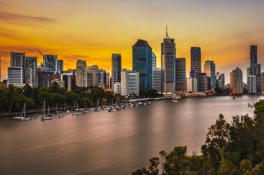 Brisbane şehir ve Brisbane Nehri günbatımı manzarası