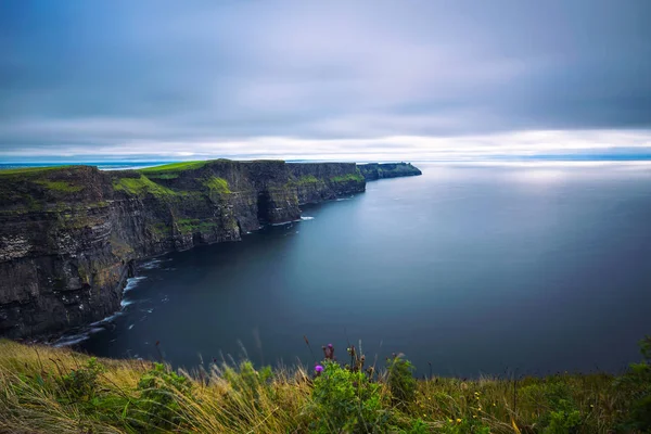 Panoramatický výhled na malebné útesy Moher v Irsku — Stock fotografie