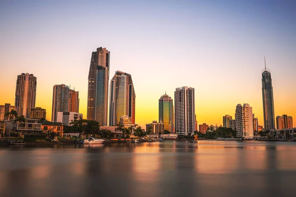 Sonnenuntergang Skyline der Goldküste Innenstadt in Queensland, Australien — Stockfoto