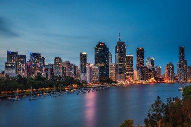 Brisbane şehir ve Kangaroo Point nehirden Brisbane gece manzarası
