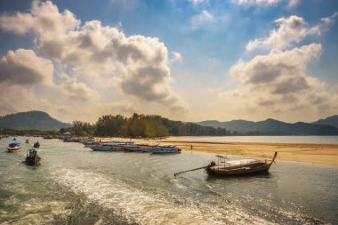 Krabi il, Thail Ao Nang limanında otopark uzun kuyruk tekneler